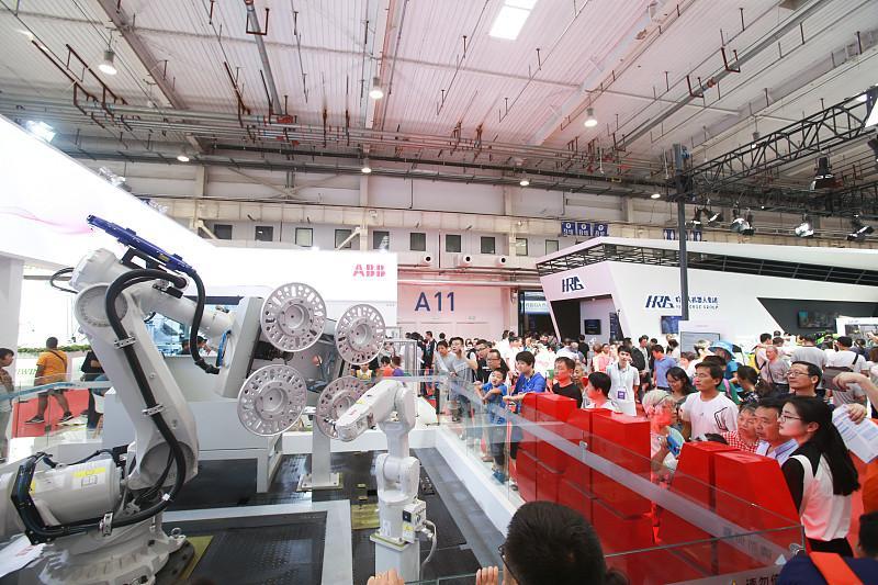全球机器人市场未来那可是一片光明。随着技术飞速发展，机器人会越来越智能，应用场景