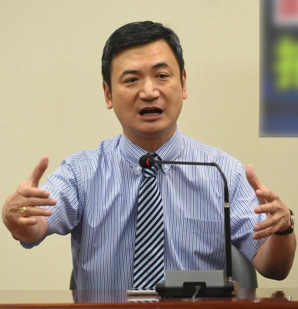 台湾天价军购风波至今没有收尾，此前朝野三度协商全部破局，各方僵持不下。
台立法机