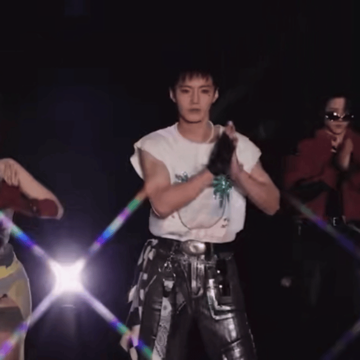 好坚定的眼神，好诡异的舞蹈 