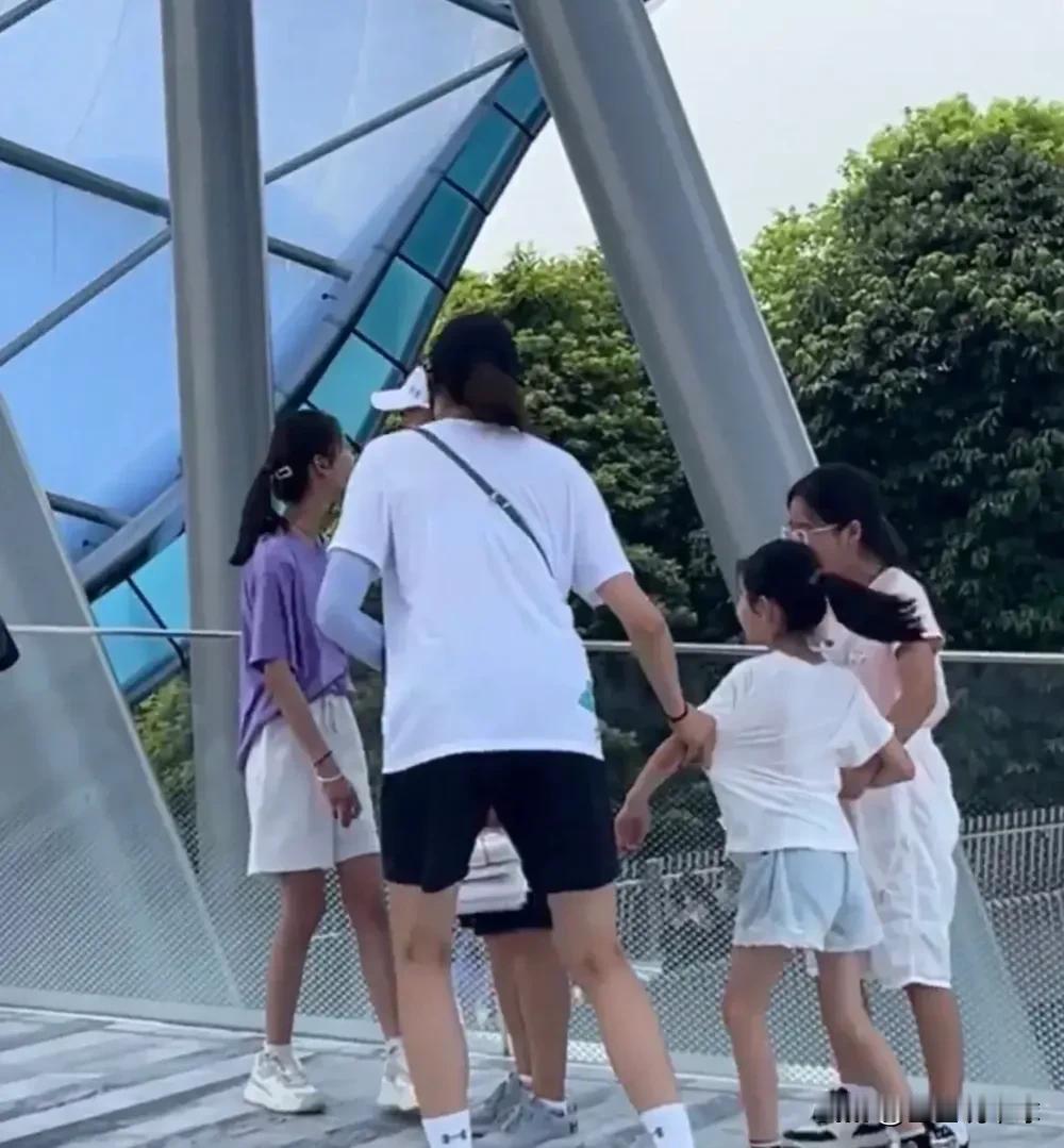 朱婷回国休假了
带着家人和朋友一起去上海玩了
看来心情非常不错
毕竟有家人的陪伴