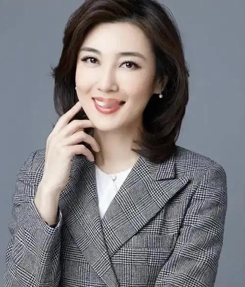 央视最美的一位主持人，她的颜值爆表，气质出众。

穿着西装的她优雅端庄美丽大方，