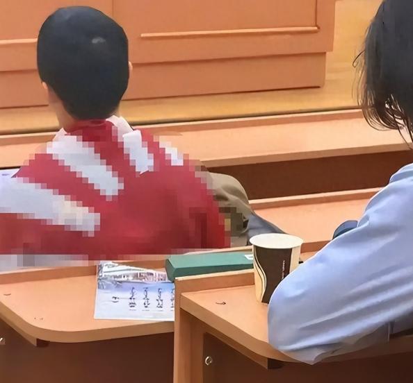 不查不知道，一查才知道，身披旭日旗的这名南京留学生，在莫斯科大学的留学费用，一年