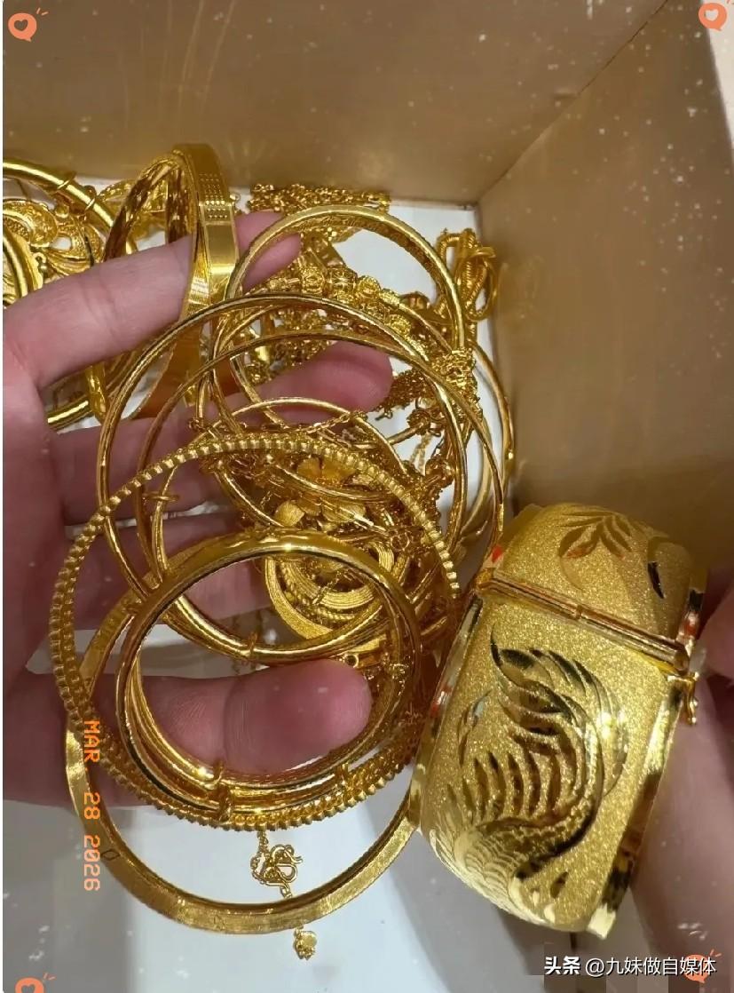 3月27号，
金价彻底失控了，
一只65克的金镯子，今天居然轻轻松松
6万5千块
