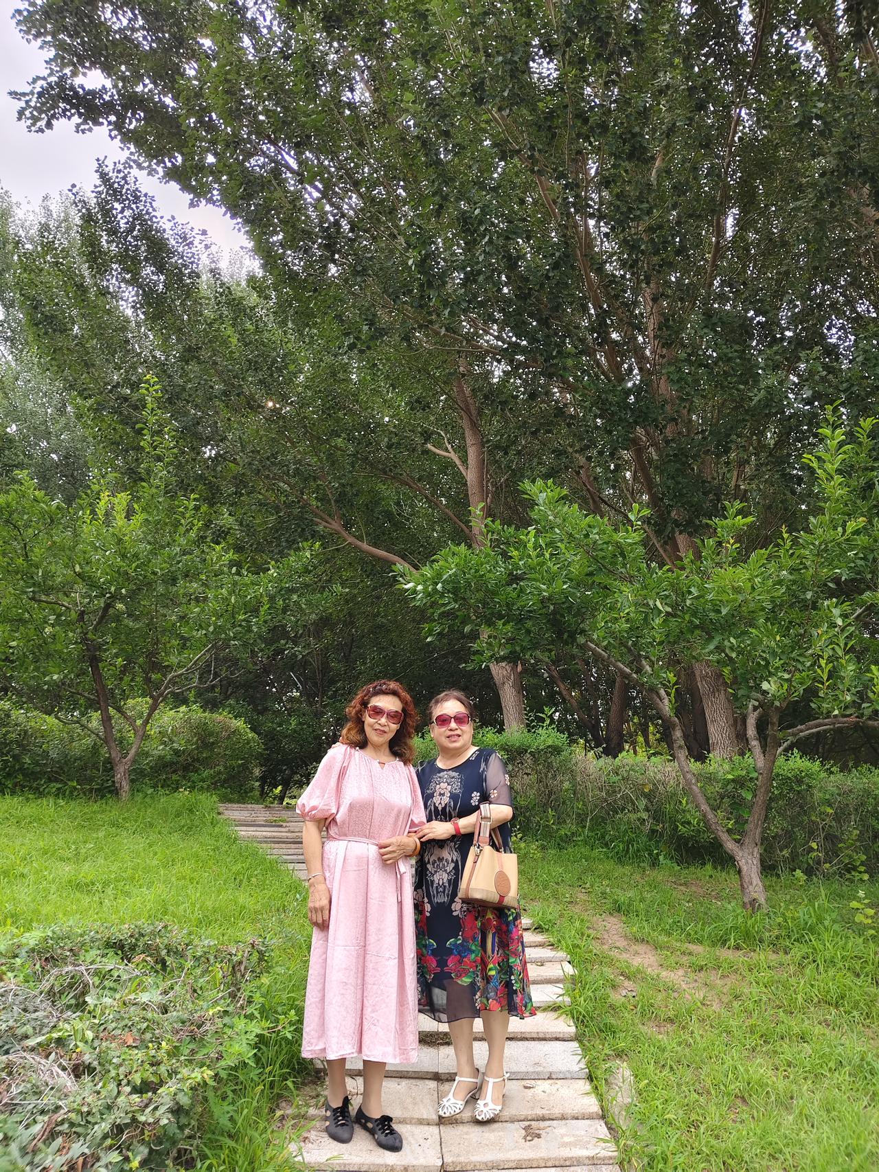 分享一张你手机东湖绿道照片今天和同学去东湖公园游玩，拍了很多美景美照，夏季天气炎