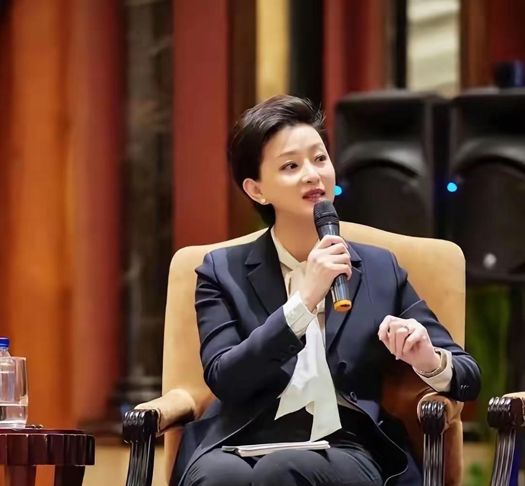 杨澜大概也想不到，他的前夫张一兵，是这么体面又低调的男人，两人离婚后，他就与杨澜