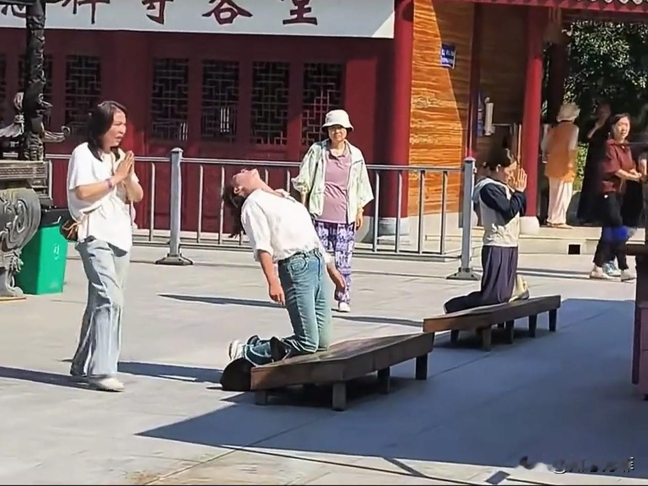 女子在景区一边磕头一边崩溃大哭，身边的人拉都拉不住。网友：那些心里说不出的苦，只
