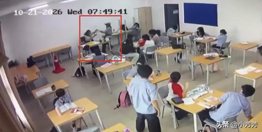 可怕！
16岁男生头顶手机直播，
提前在厕所准备斧头袭击老师。
马来西亚一名16