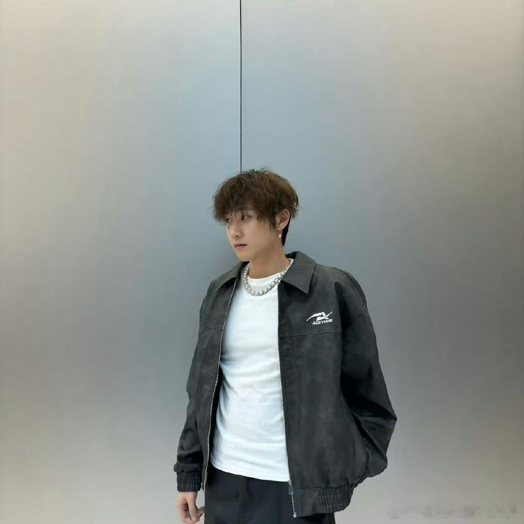 #黄子韬公司艺人泰创面试#这两张图在现实中哪都不算帅哥…我身边比这男的帅的怎么也