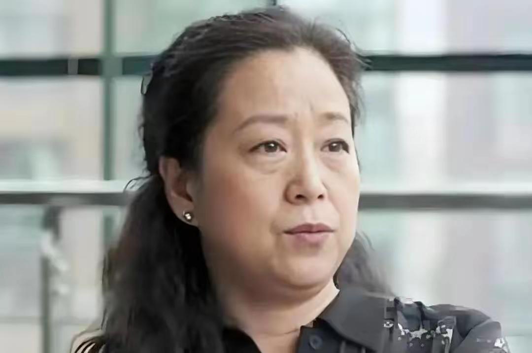 如今六十七岁的罗秀春，每个月依旧等着前夫张国立打来约定好的生活费，这笔钱从离婚签