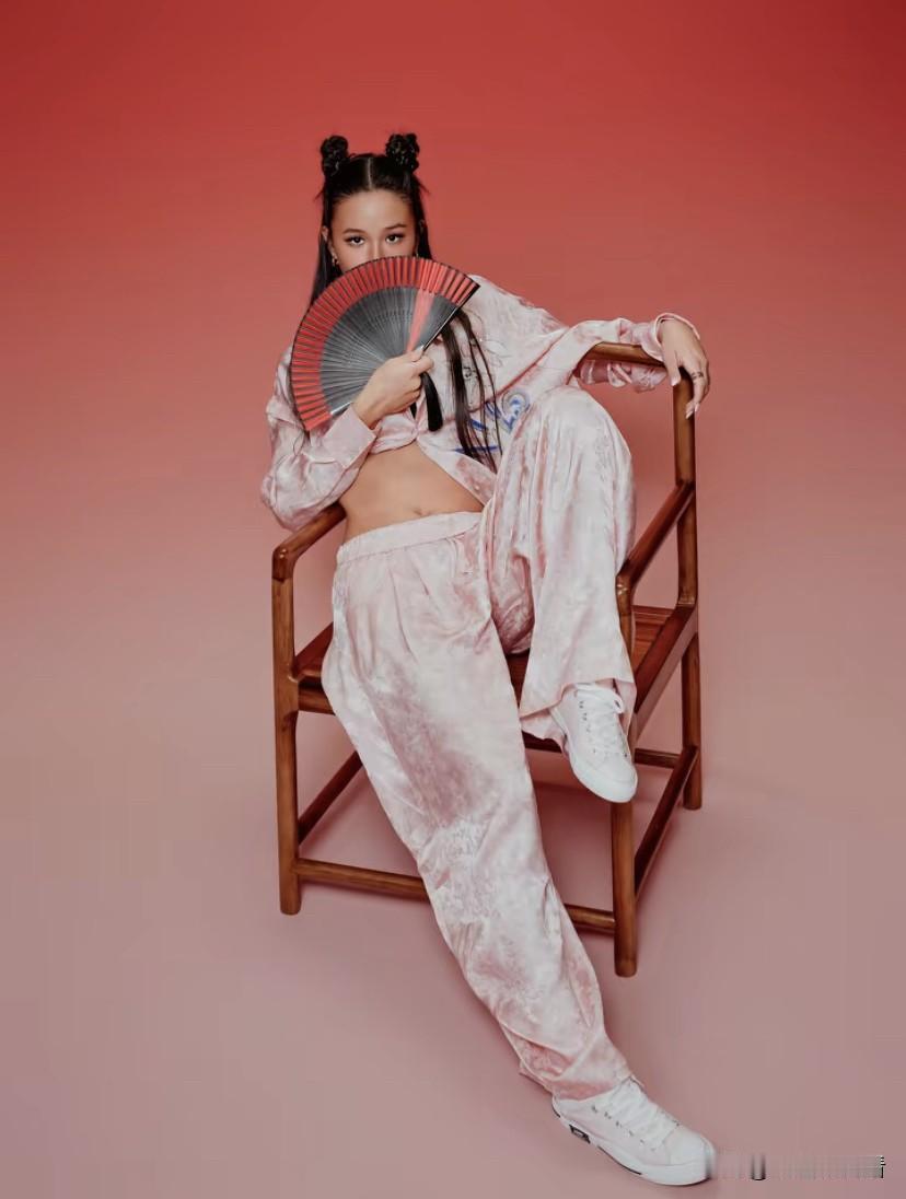 张庭女儿逆袭了，以前黑黑瘦瘦，被指完全没有继承妈妈的美貌，如今越大越不一样了，脸