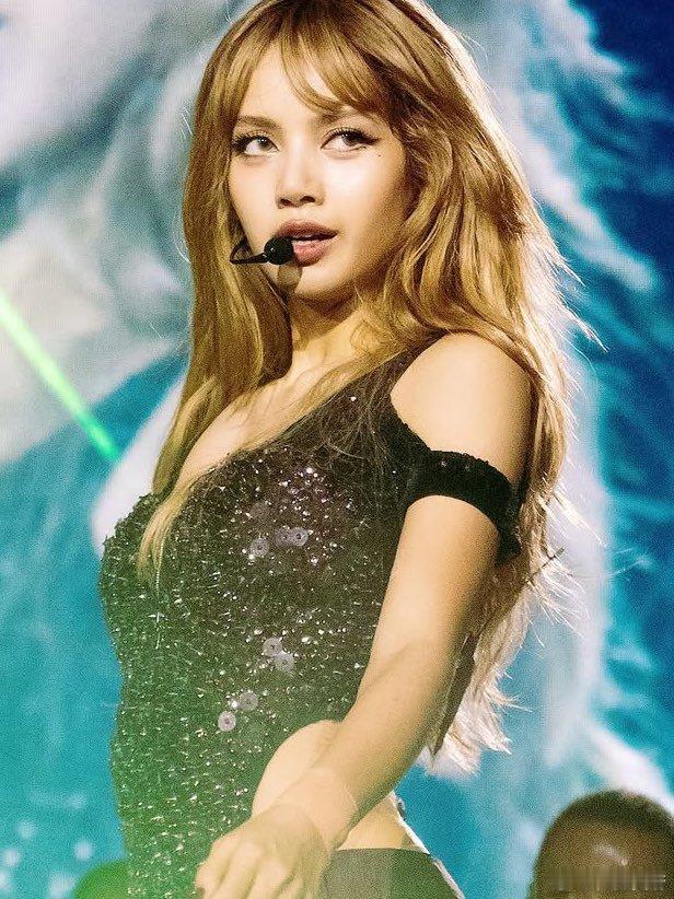 VOGUE Philippines评价Lisa：    “当在欢呼的观众面前走过