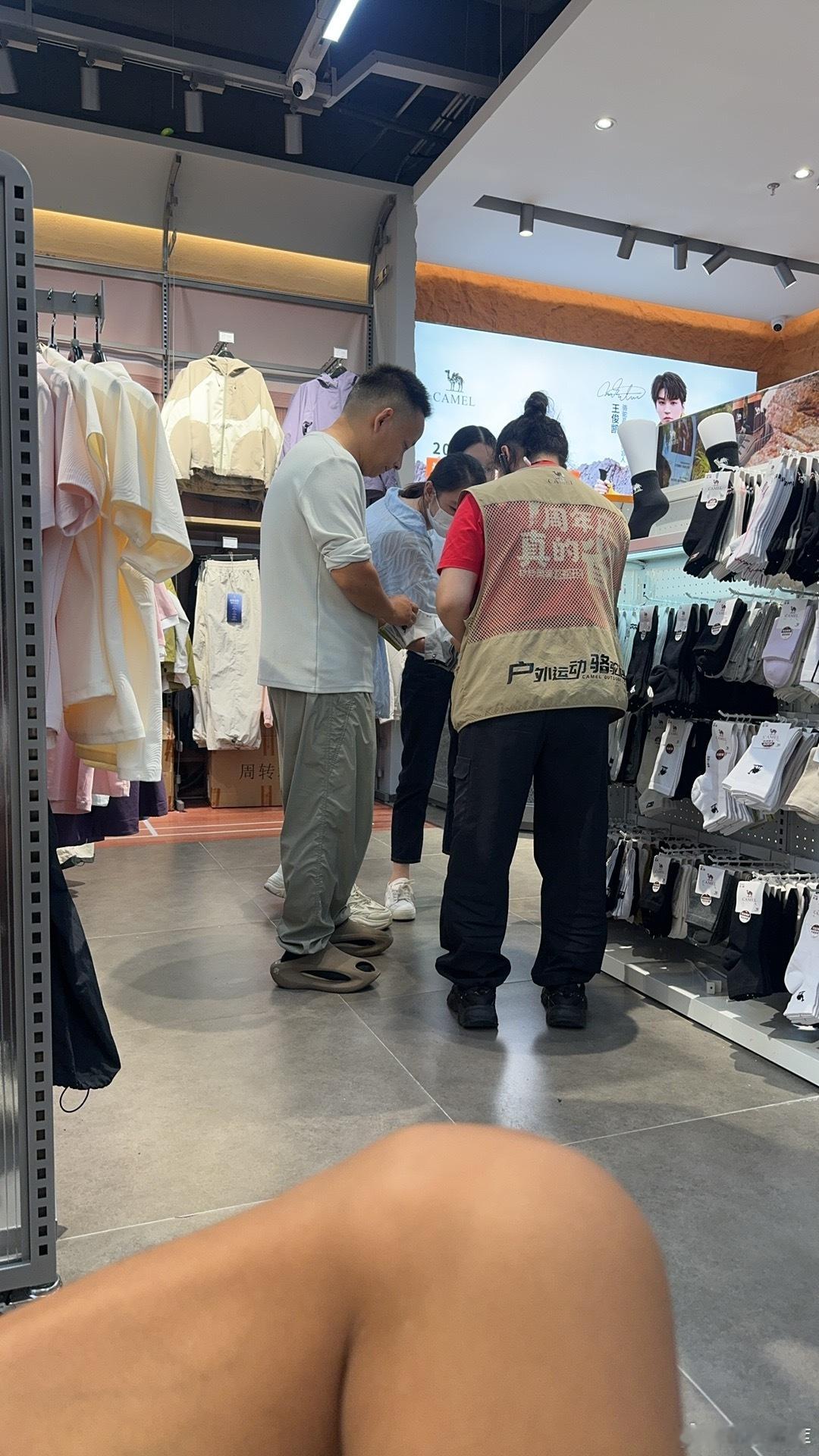 今晚和老李 双方对象一起逛街 买买秋冬衣服消费明显降级 骆驼真好1400元 买了
