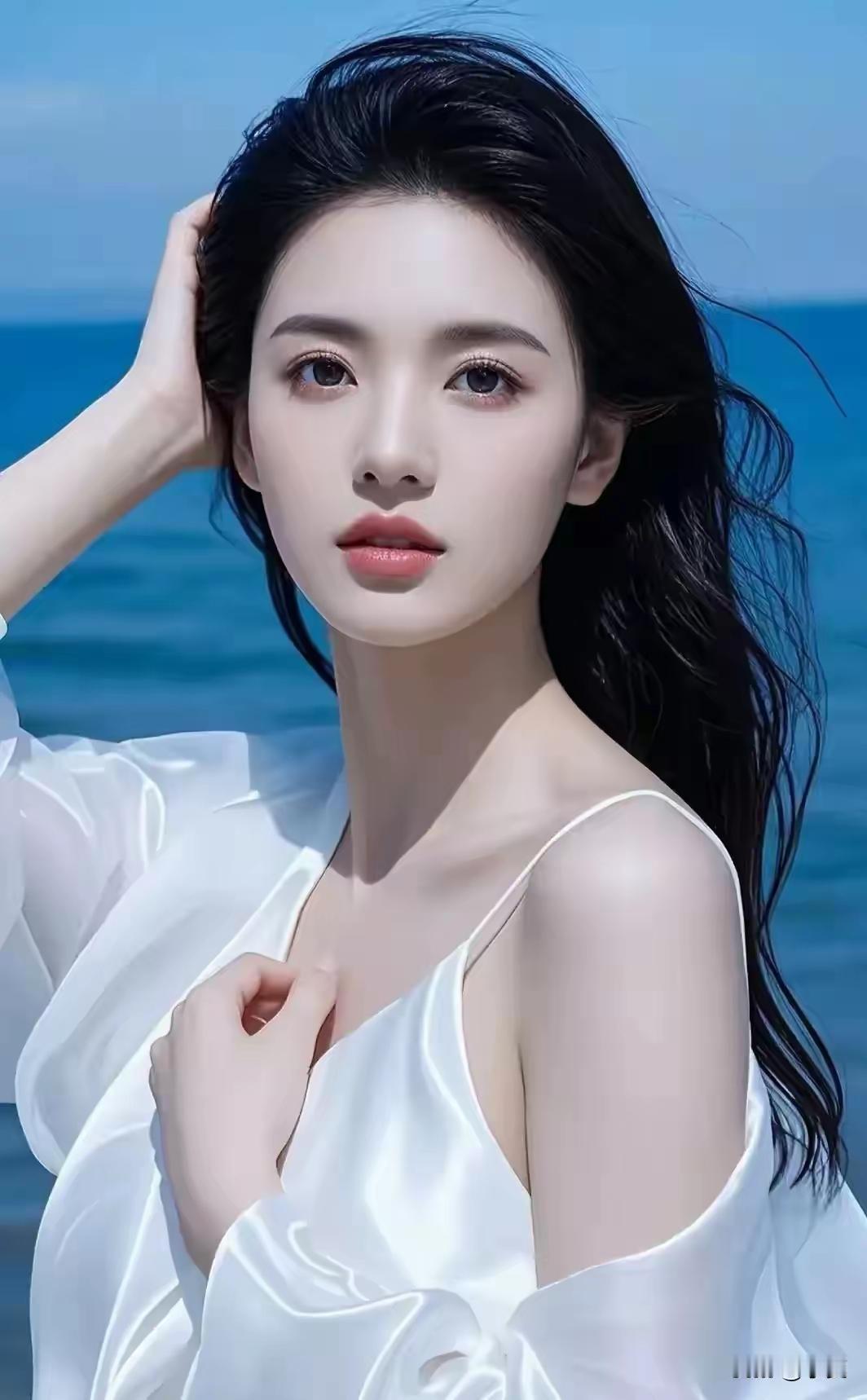 海风揉碎了蔚蓝，心事随浪涛漫卷，白衫与海色相拥，这一刻，只做自己的海屿神明。