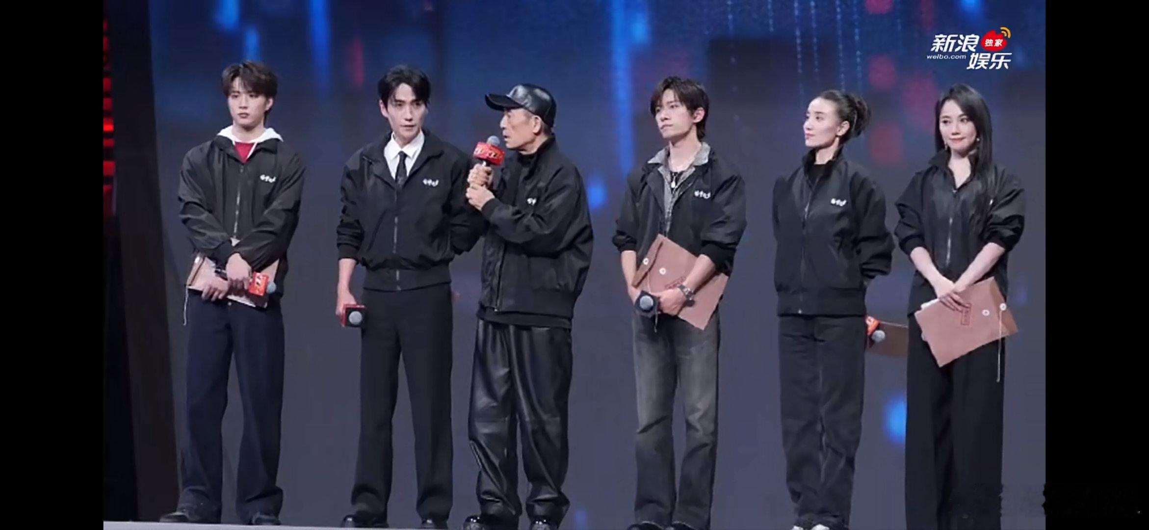 张艺谋说易烊千玺很沉稳从容 张艺谋太懂千玺的演员质感了，多机位拍摄波澜不惊，眼神