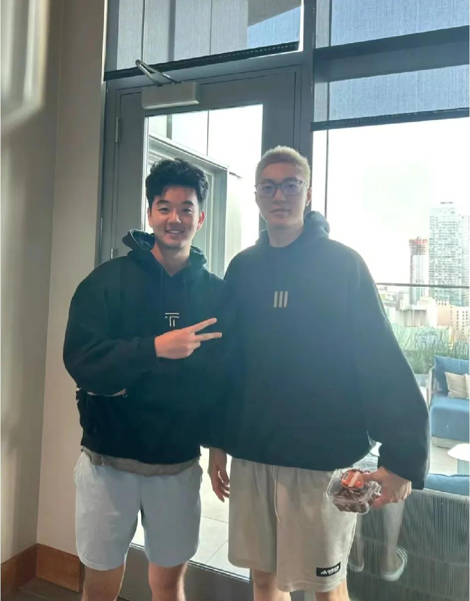 胡明轩到了美国就入乡随俗把头发染成美式颜色，这发型太难看了比黑发小平头差远了，崇