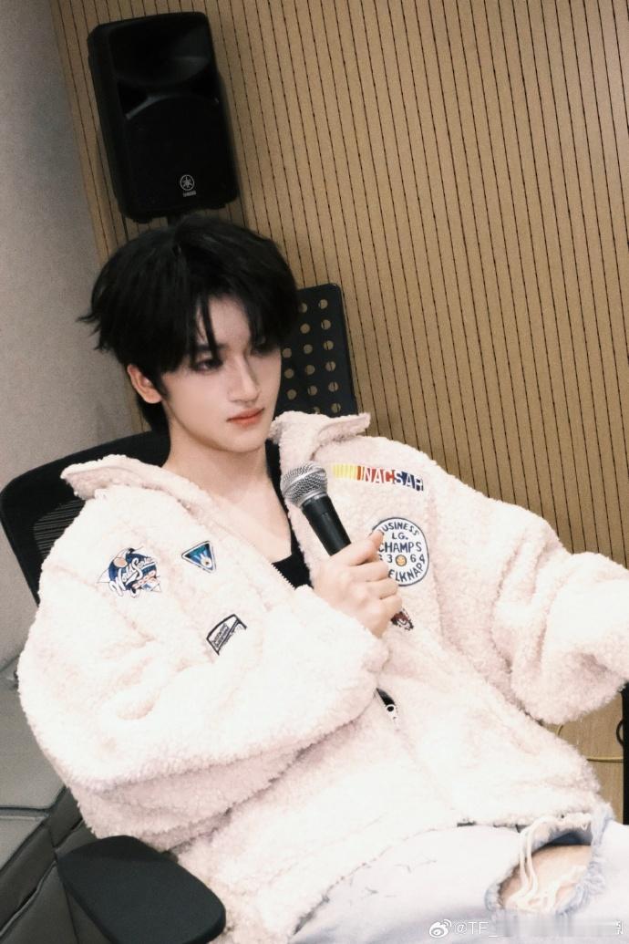 邓佳鑫清唱爱情讯息 没想到清唱能这么好听！邓佳鑫的《爱情讯息》无伴奏版太惊艳，纯