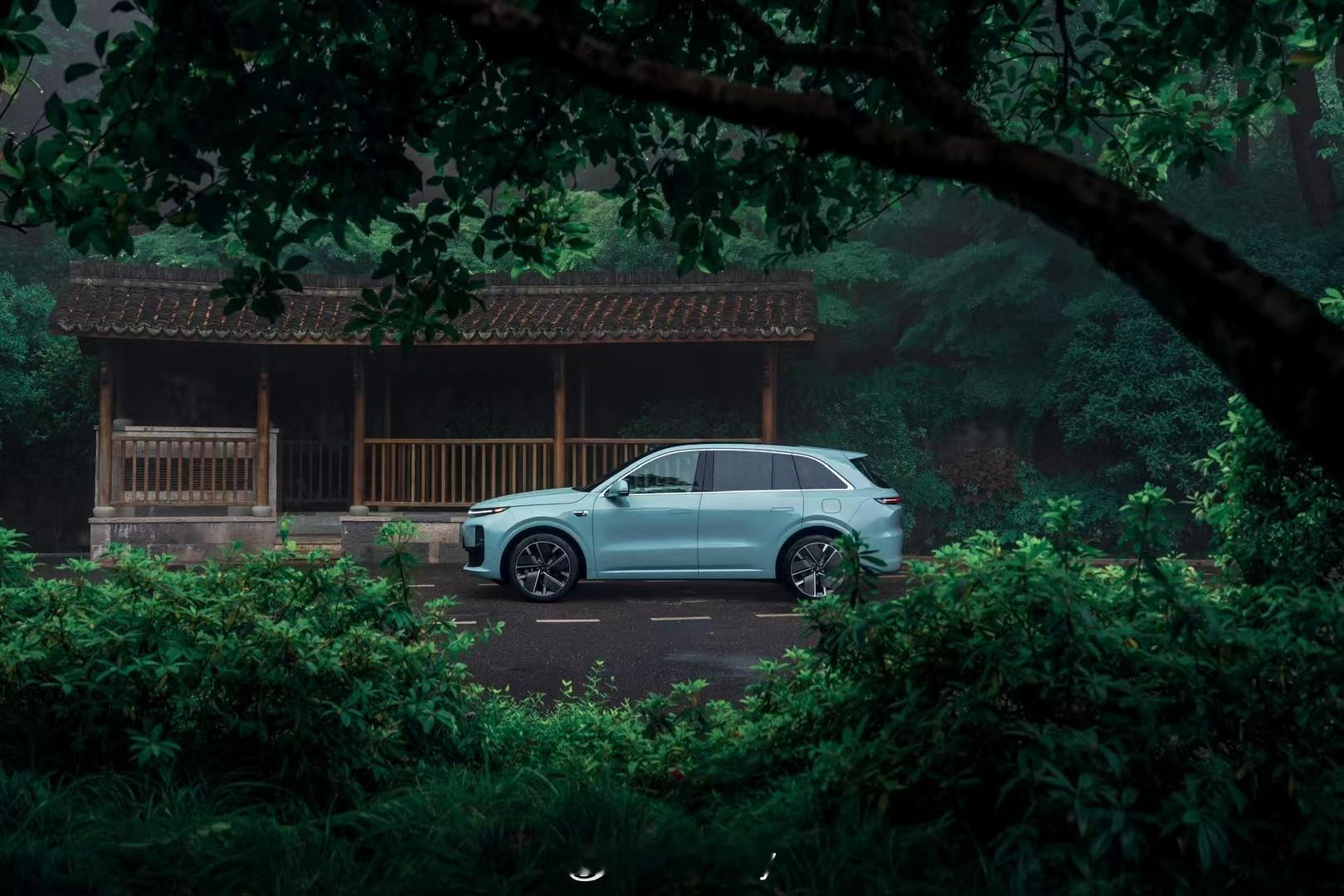 天青色等烟雨，没有什么比西湖和天青色理想L6焕新版更搭的背景了。车行如墨，烟雨自