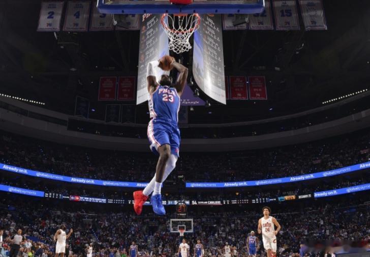 NBA常规赛，76人93-106不敌活塞遭赛季首败。据统计，勒布朗·詹姆斯在球队