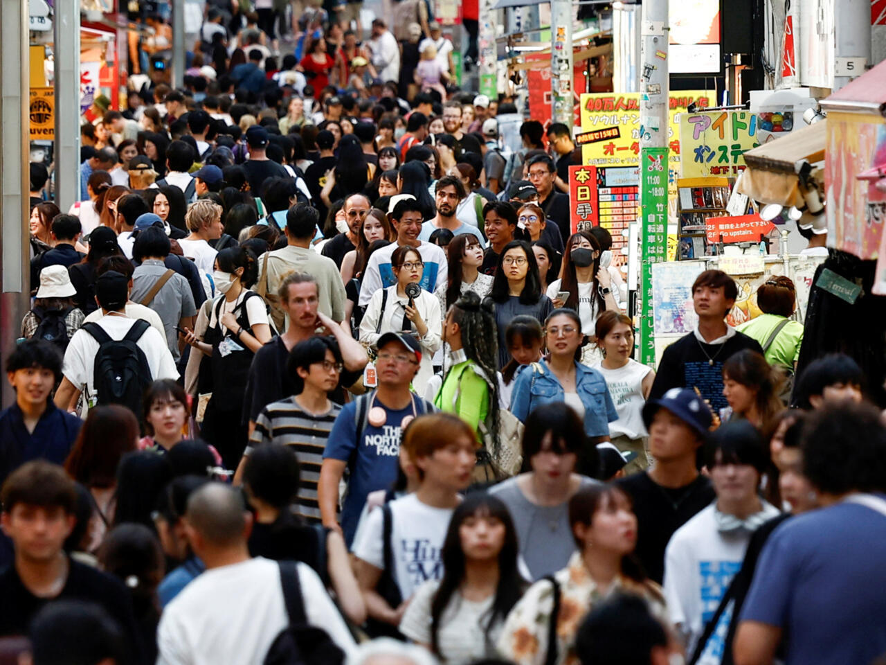日本百货店协会数据显示，去年12月赴日中国游客人数及免税销售额均同比大幅减少约四
