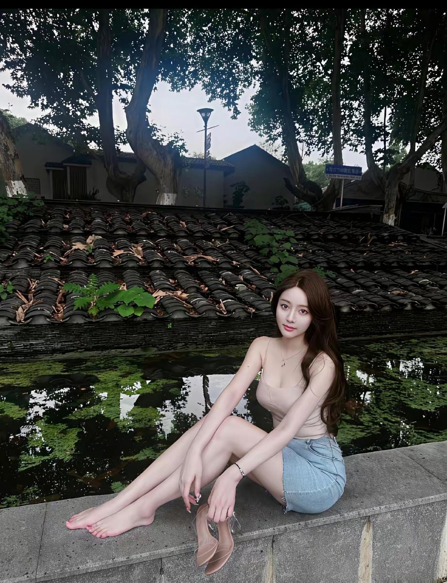 在静谧的池塘边，享受悠闲的午后时光。