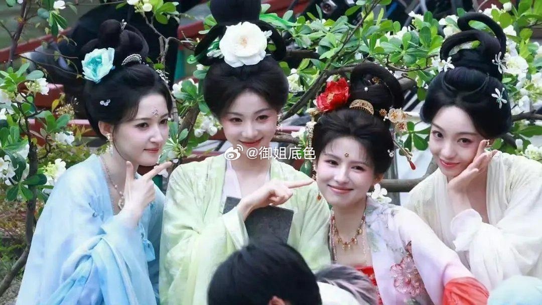 大虐，女主被女配比下去了，演技能拯救吗？红色花的是女主 