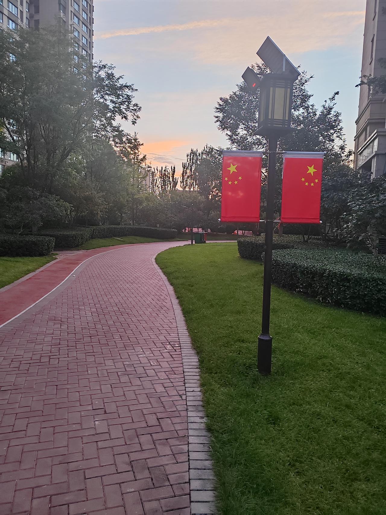 跑步走起🏃🏃
红旗🚩已经挂起来了[可爱]