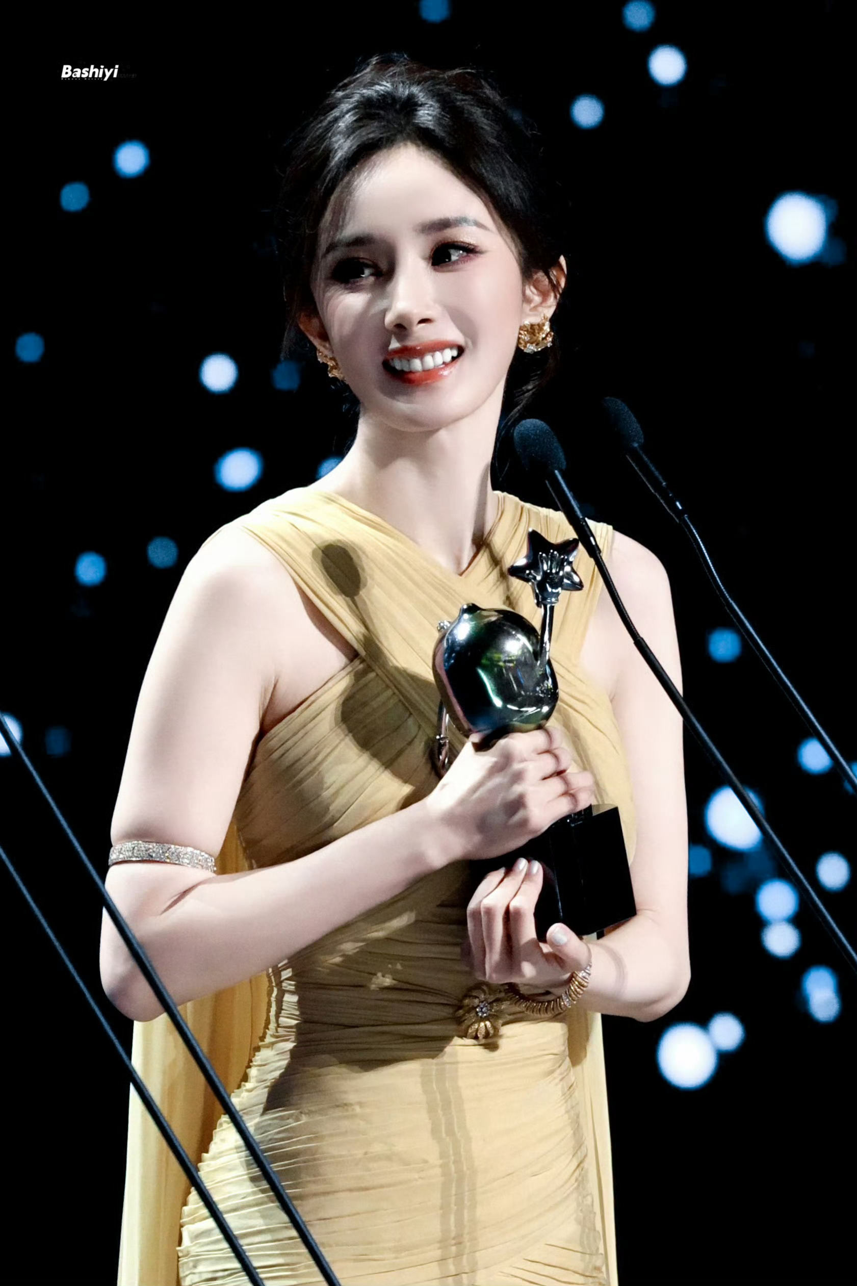 今天存的站姐发布杨幂美图第二弹感谢分享！鹿晗站姐发的杨幂好像洋娃娃杨幂