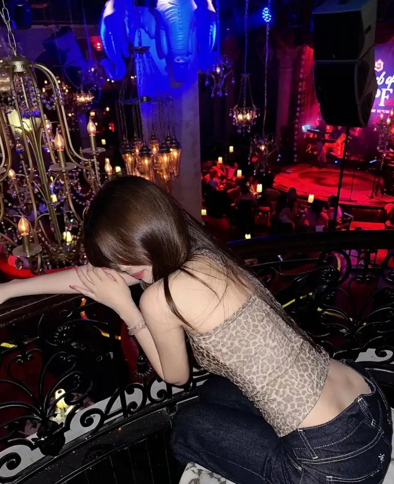 饭局上女人总坐刘总右手边，

钱多不等于随便花，

真正玩大的你根本见不到。
