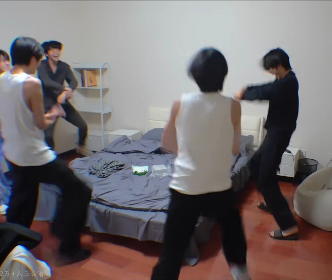 一班这五个神奇宝贝😂😂感觉在围着床做什么神秘仪式 