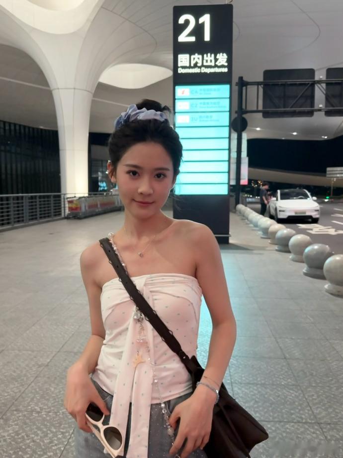 翟一莹小朋友翟一莹你终于出现了，疯等了你好久了，保密剧拍摄完了呀，杀青了吧！我们