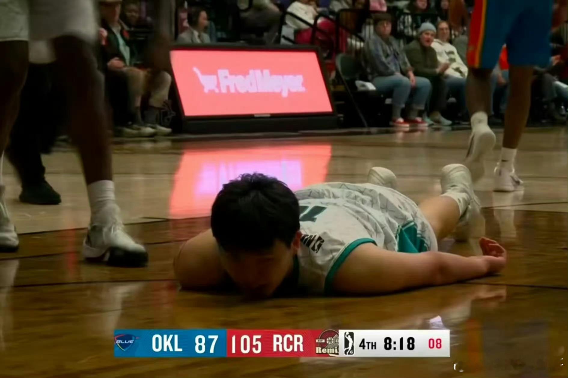 同一个对手打两场比赛，杨瀚森篮板从7个到17个，这就是球探报告里面说的，小杨的学