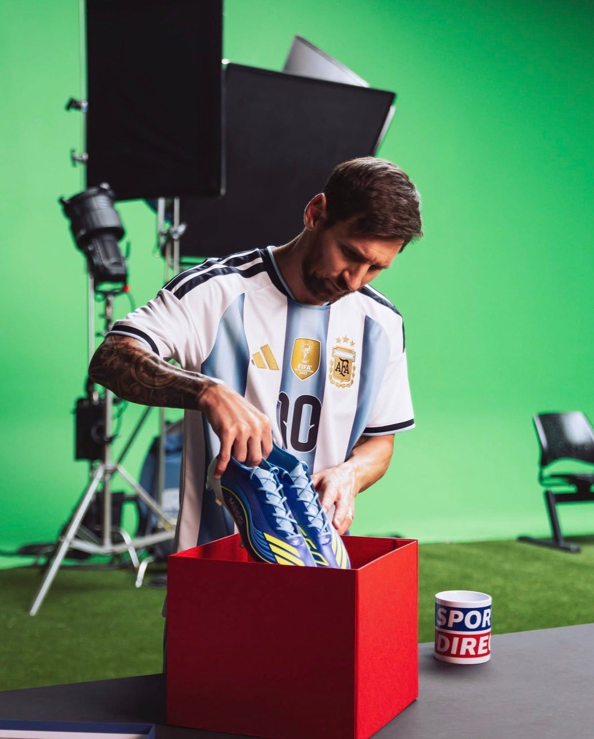 小梅穿新球衣真好看梅西