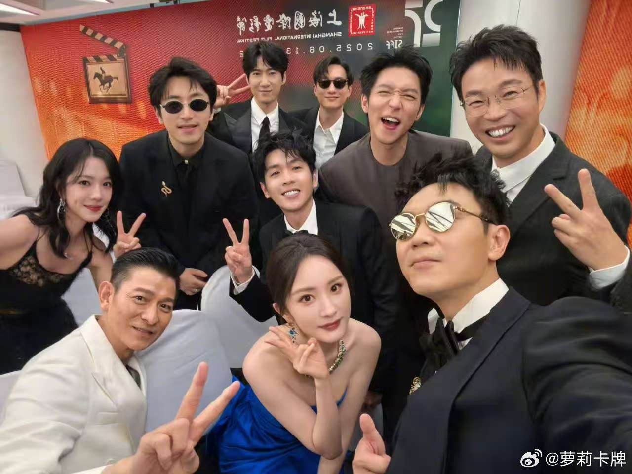杨幂在《长安的荔枝》剧组合影中稳居C位，尽显受宠姿态，光芒难掩，成全场焦点。 ​