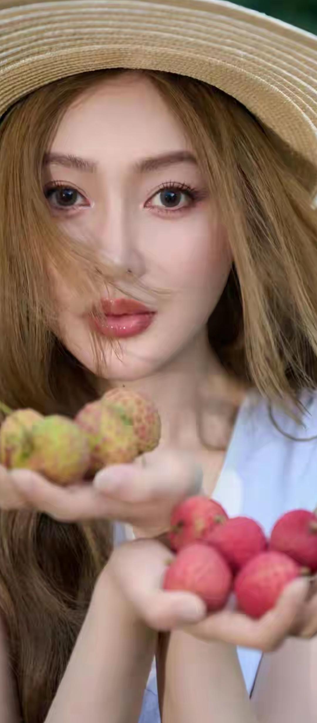 红果满手香，美人笑语长。