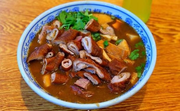 民国时期的下水肥肠卤煮之所以便宜，那是因为不会用碱和面粉清洗，只是用水随便冲冲，