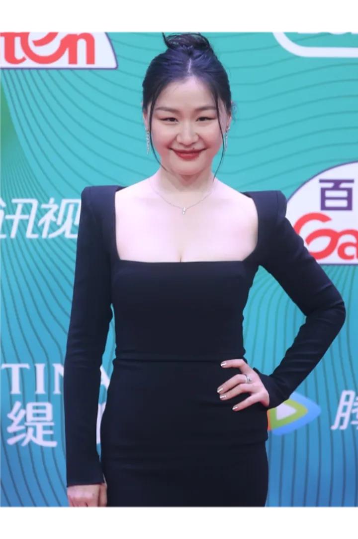 金晨舞蹈实力受瞩目，舞蹈圈态度微妙

金晨，一位因舞蹈实力备受瞩目的女星，时常在