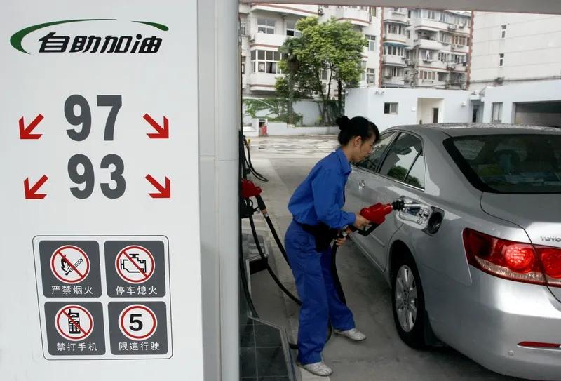 想省油就买电车。想省钱买什么车？
油车加200元油，大致能跑400多公里，然而新