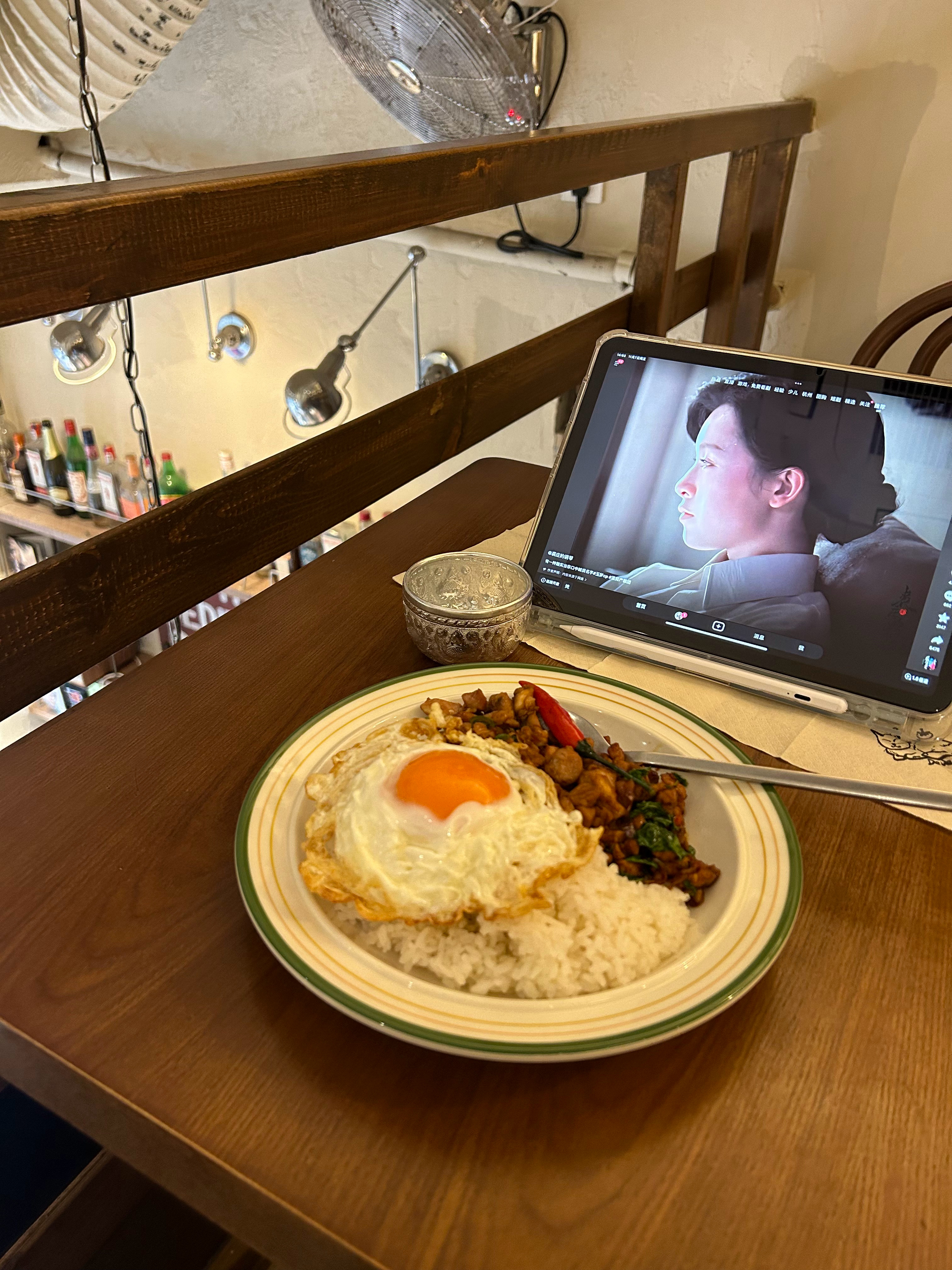 悉知她的工作餐 再取出冬季棉被均匀喷洒除螨喷雾 ​​​