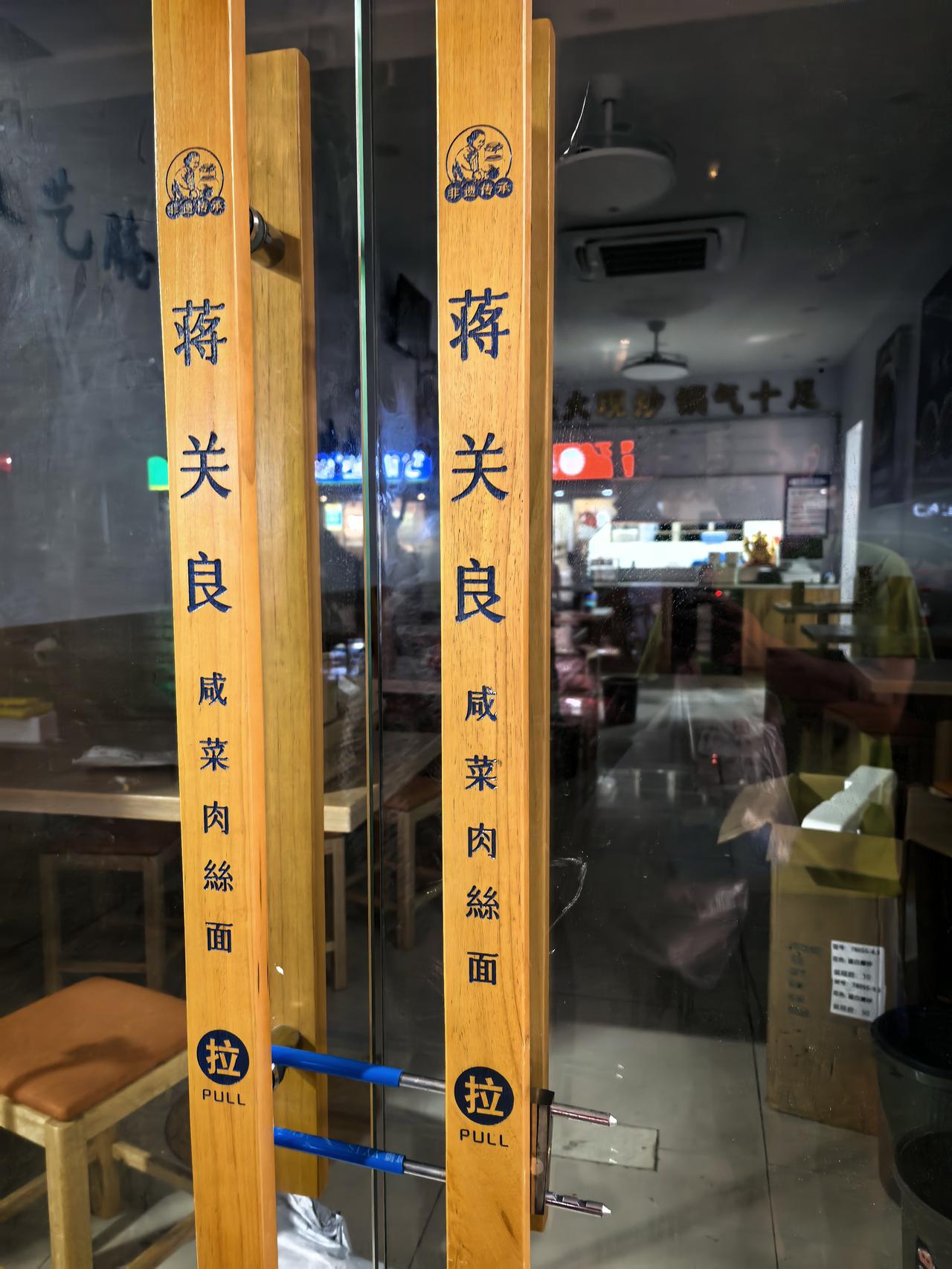 相亲的时候
一眼就喜欢的人，
从来都不是颜值，
而是似曾相识的感觉。
不是市场上