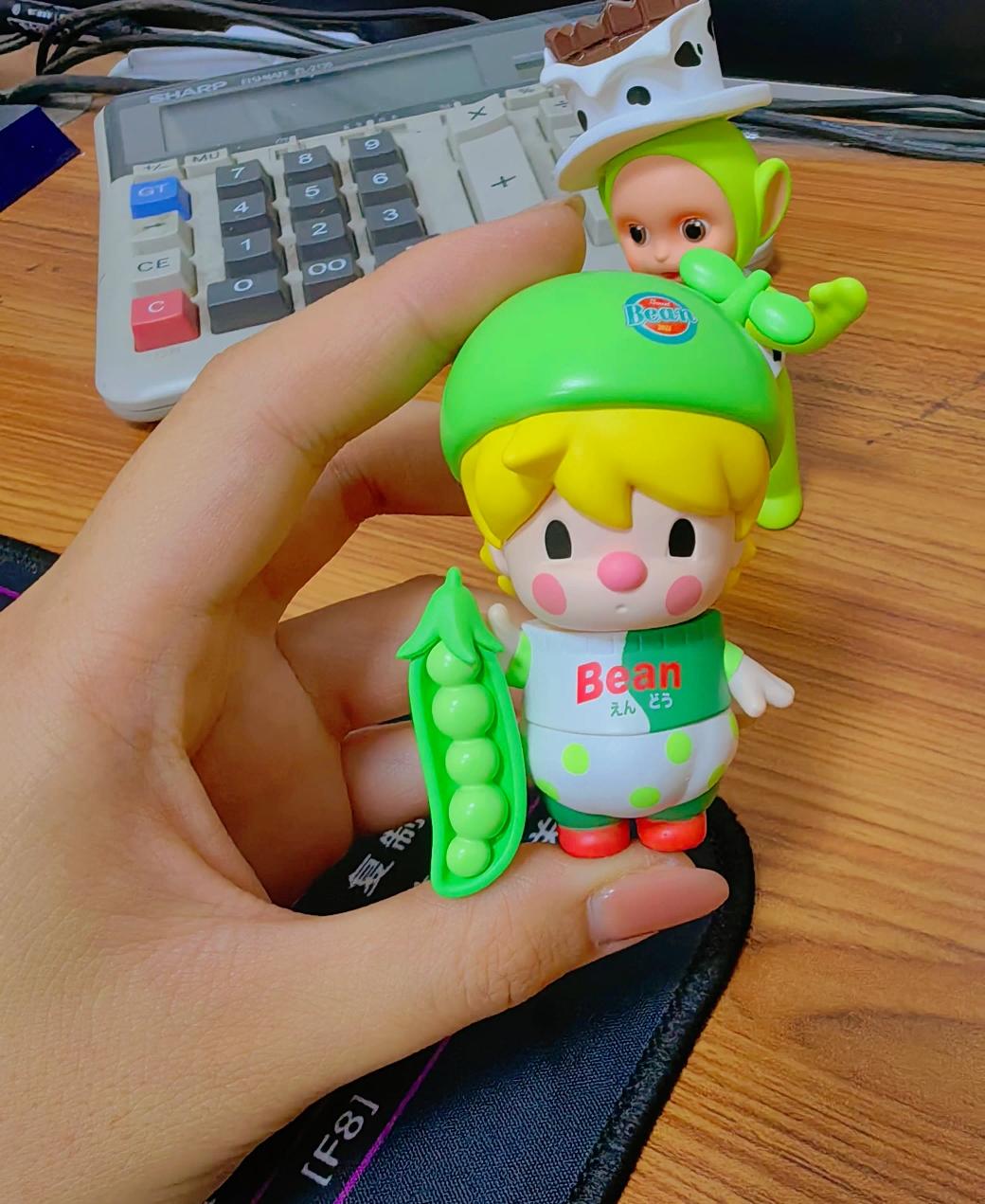 年轻人，我觉得是特指的。

给我身边买盲盒的人打个标签，普遍是：

城市家小孩、