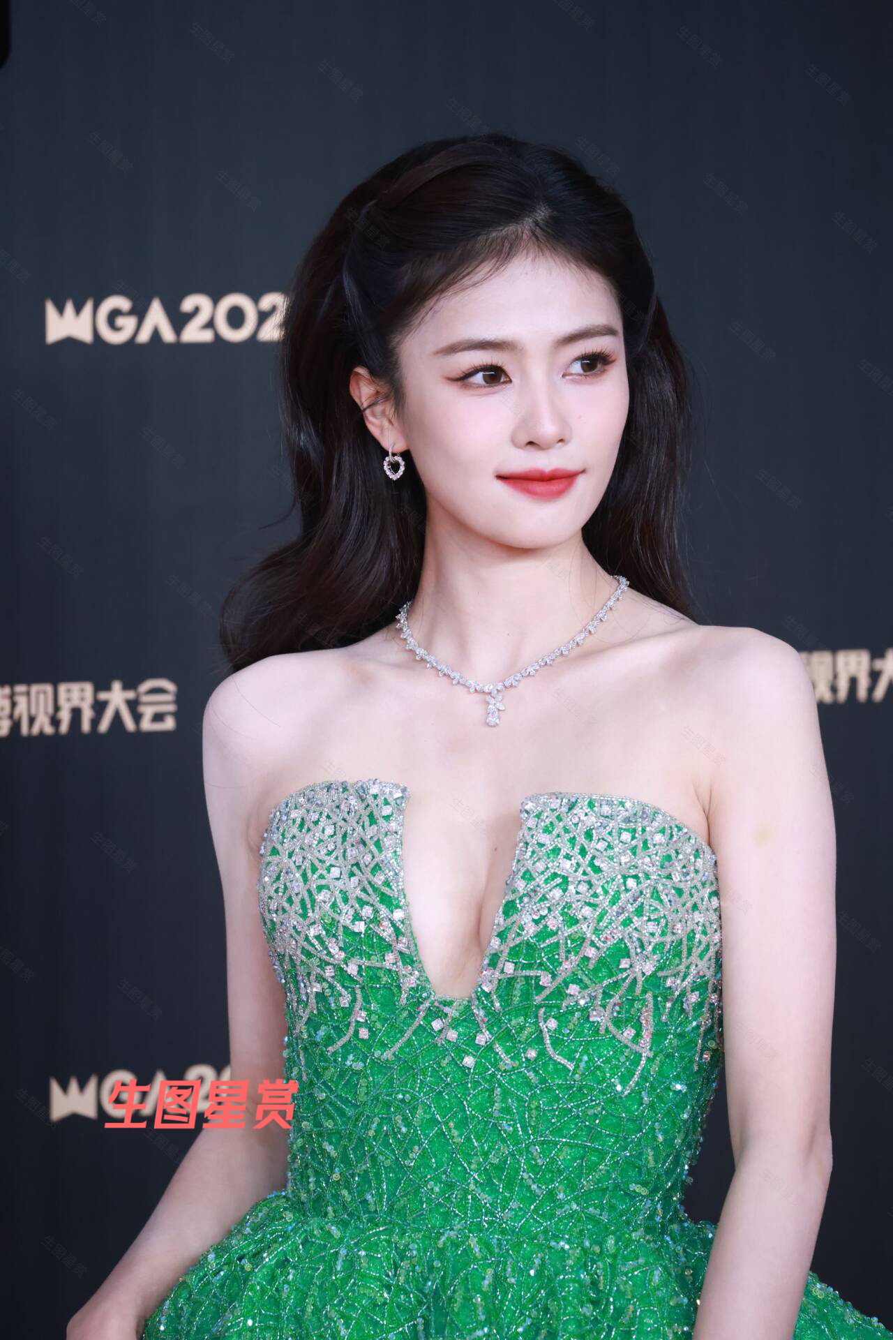 白鹿 造型，翠色抹胸裙辣劲十足[彩虹屁] ​​​