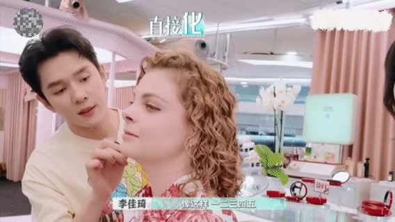 李佳琦声控式化妆给外国美眉试妆，李佳琦仿佛装了音效包，法语跟不上就靠声音“补位”