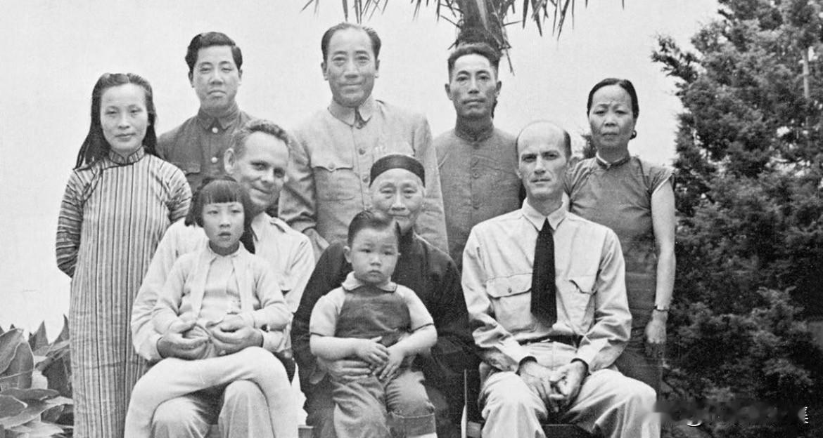 1945年抗战胜利后，军统负责人戴笠（字雨农）在重庆与家人及美国海军少将梅勒斯（