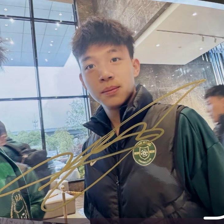 大眼仔无意识卖萌中…… 