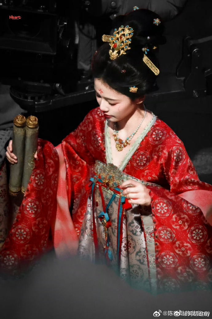 白鹿红色唐装路透  白鹿李佩仪花钿盘发  红色唐装搭配花钿盘发，白鹿演绎的李佩仪
