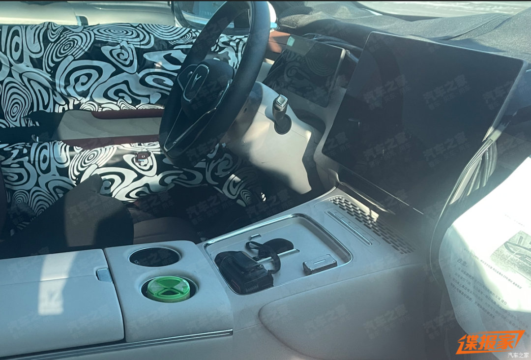 车市热门 岚图泰山X8的内饰谍照首度曝光。该车此前已在工信部进行申报，定位为全新