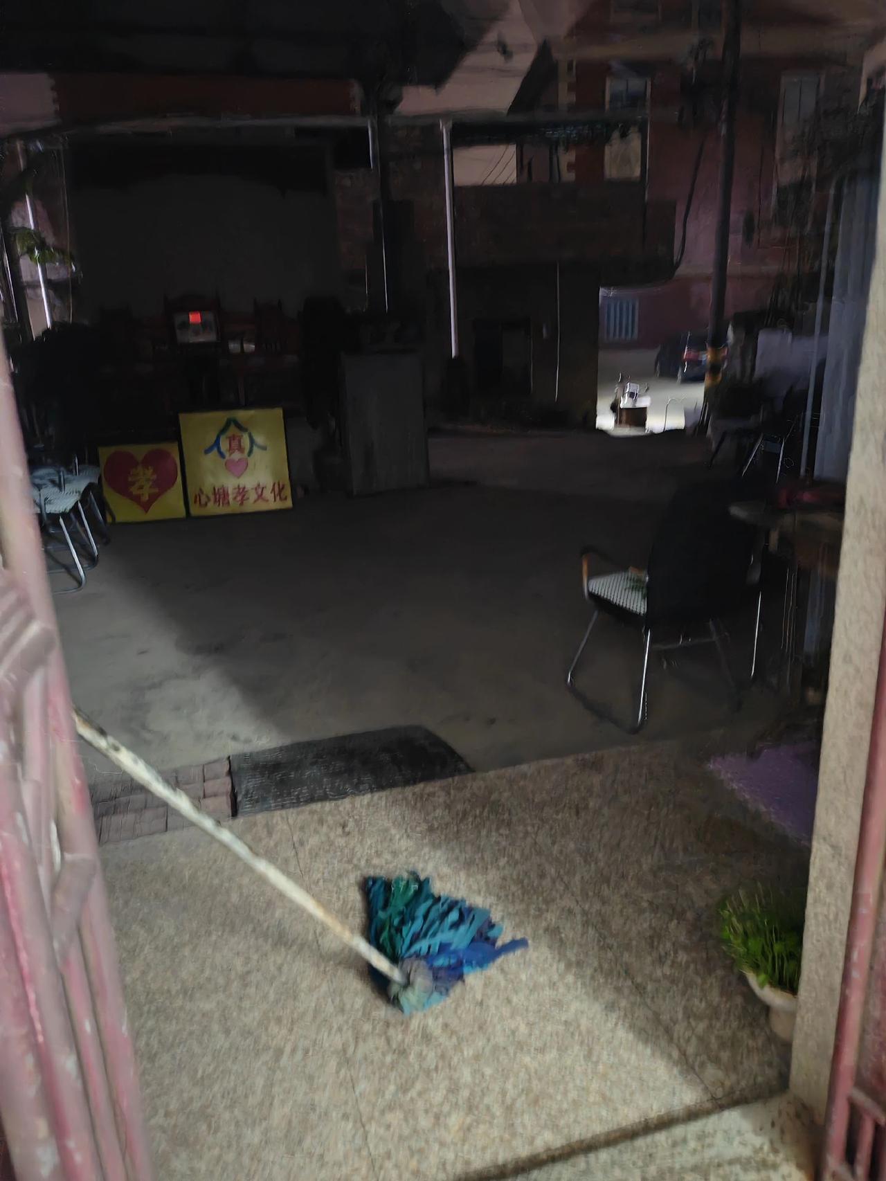 早起拖地板，不是为了展示勤奋，它是每天做家务环节的一个小部分，拖地板也是晨练中的