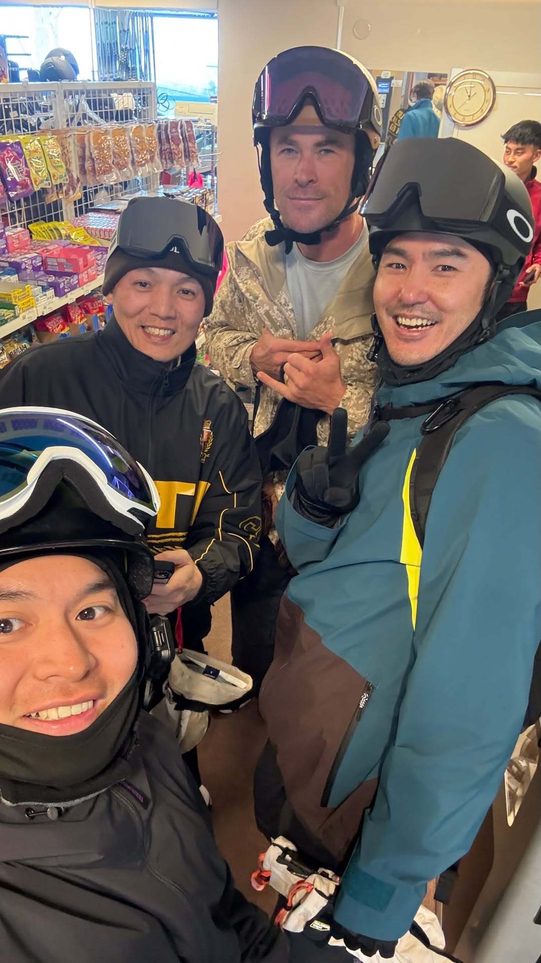 阮经天晒与雷神合影🏂阮经天滑雪偶遇雷神，在ins上晒出与“雷神”克里斯·海姆斯