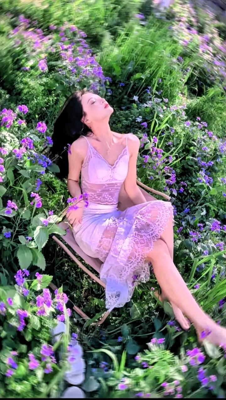 上联：桃径蝶姿花气浮
下联：花院凤影巧伞伴