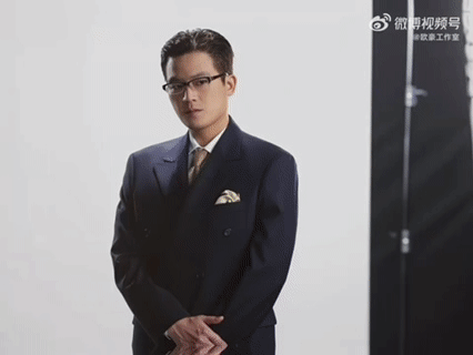 影视寒冬寒不到欧豪别人等戏，欧豪“排班”。七月当兵，八月照相，九月当间谍——观众